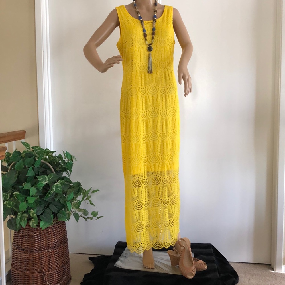Sharagano maxi Dress fitted Sz10. Fabric is yellow spandex lace/poly lining. New